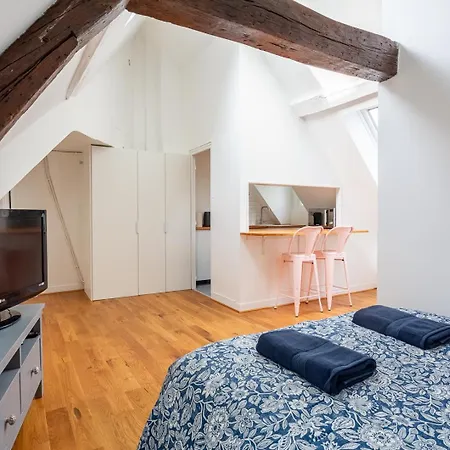Le Marais, Romantic Loft Apartment! Min 31 Nights From June To December *